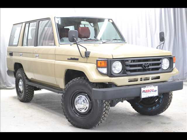 Toyota Land Cruiser 70 2