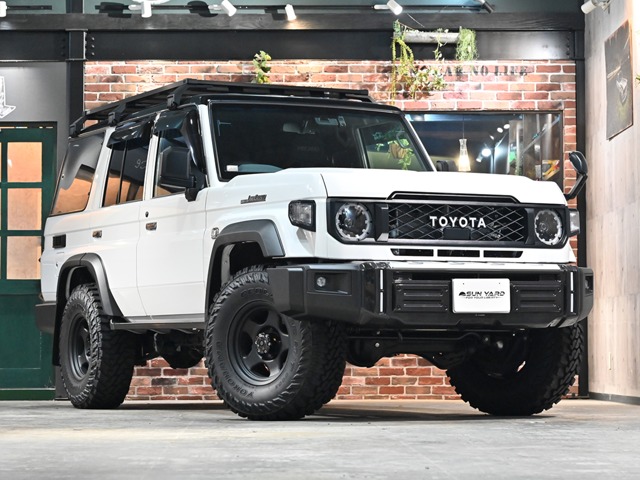 Toyota Land Cruiser 70 2