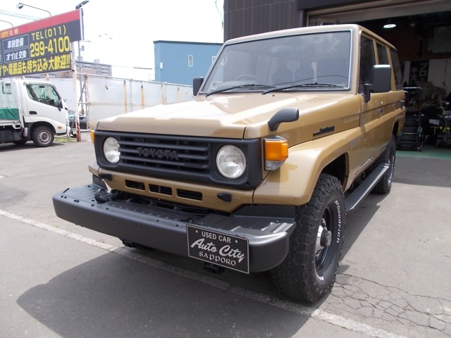 Toyota Land Cruiser 70 2