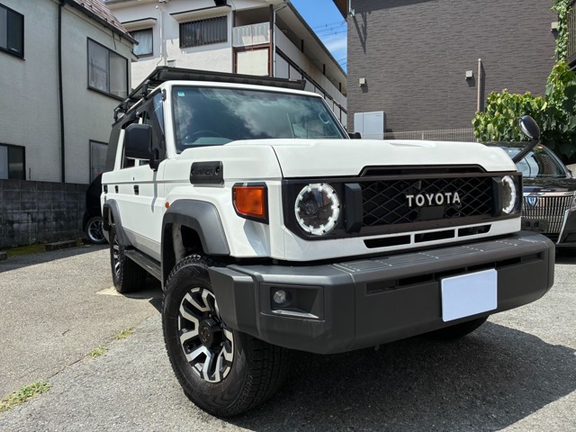 Toyota Land Cruiser 70 2