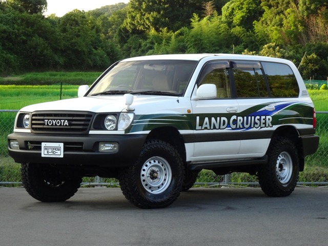 Toyota Land Cruiser 100 2