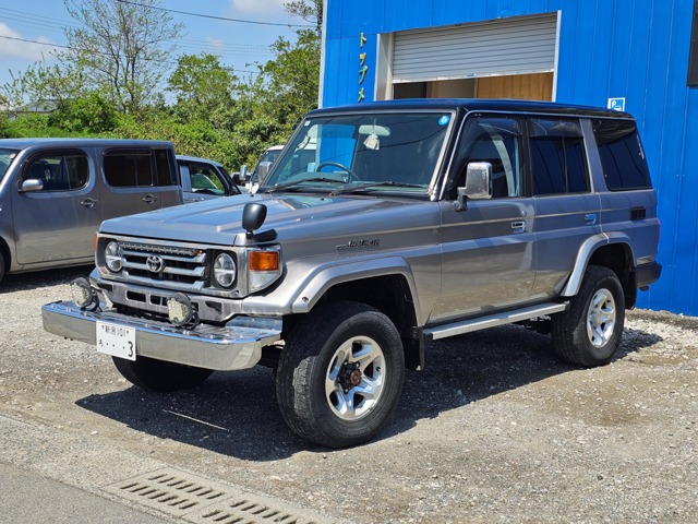 Toyota Land Cruiser 70 2