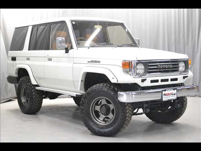 Toyota Land Cruiser 70 2