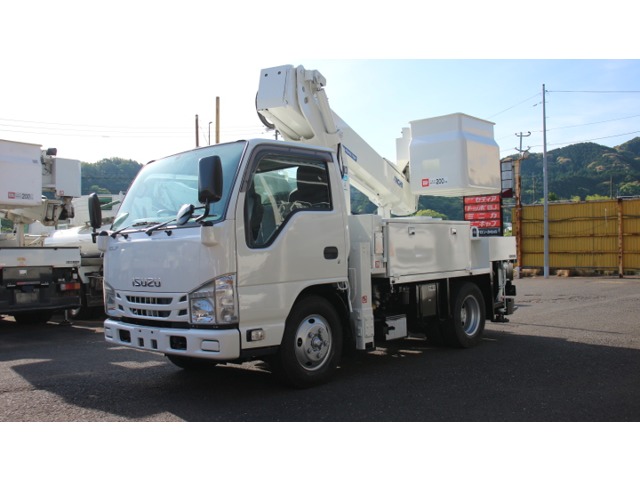 2017 Isuzu Elf