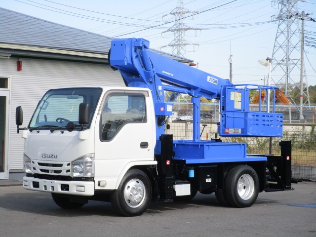 2017 Isuzu Elf