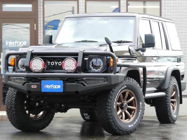 Toyota Land Cruiser 70 2