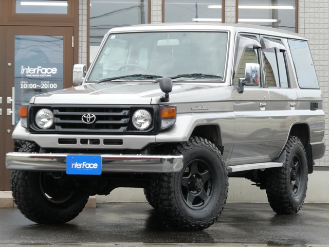 Toyota Land Cruiser 70 2