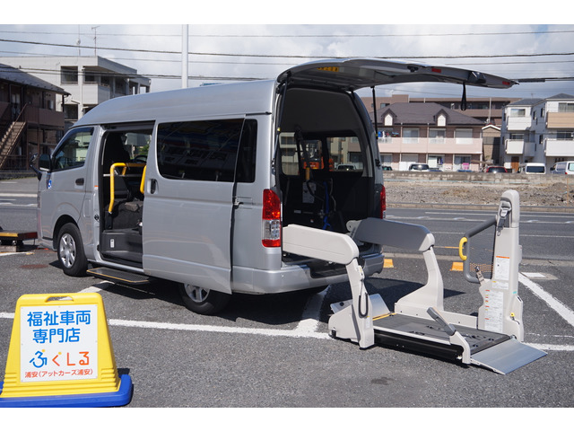 Toyota Hiace Van 1