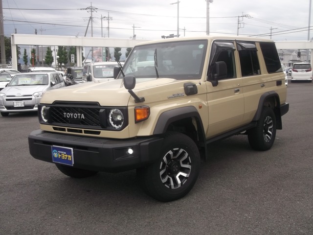 Toyota Land Cruiser 70 2