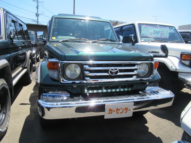 Toyota Land Cruiser 70 2