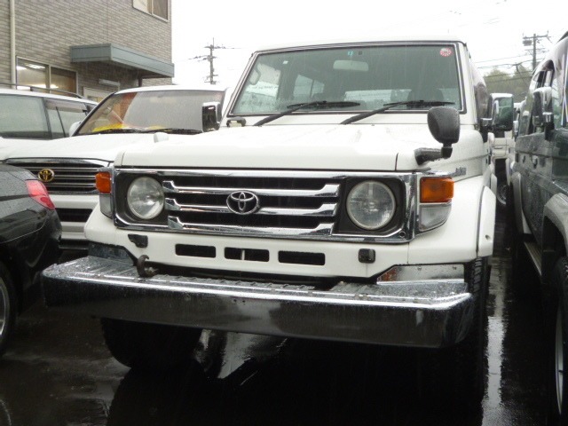 Toyota Land Cruiser 70 2