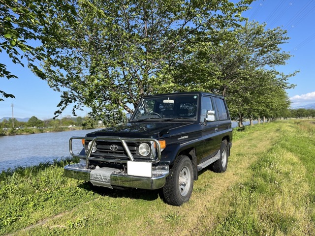 Toyota Land Cruiser 70 2