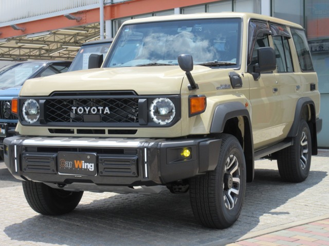 Toyota Land Cruiser 70 2
