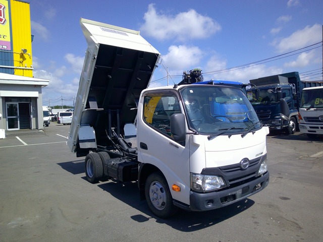 Hino Dutro 1