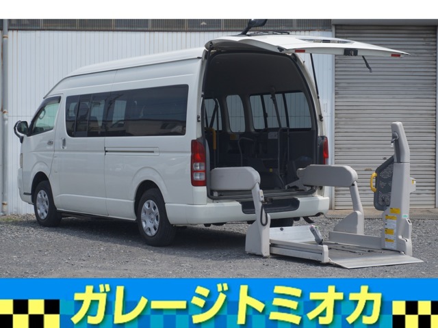 Toyota Hiace Commuter 1