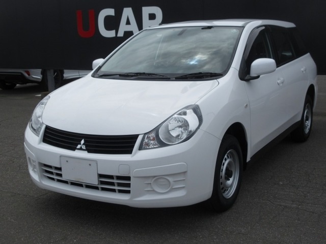 Mitsubishi Lancer Cargo 1.6 16G 4WD with air conditioning, power steering, power windows, front passenger airbag, ABS, keyless entry, navigation, 5-seater, 4WD, floor mats, visor. * Note: Hood and right front fender have been replaced, and there are repair marks on the right front inside panel.