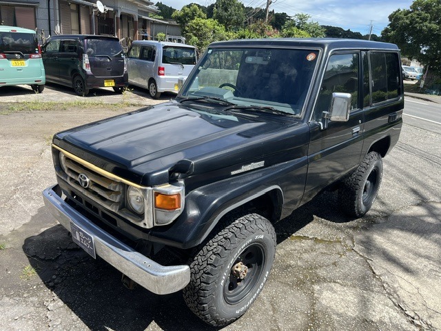 Toyota Land Cruiser 70 2