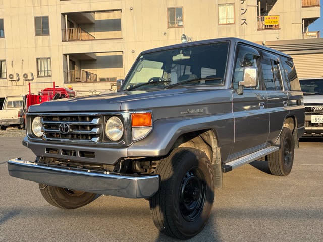 Toyota Land Cruiser 70 2