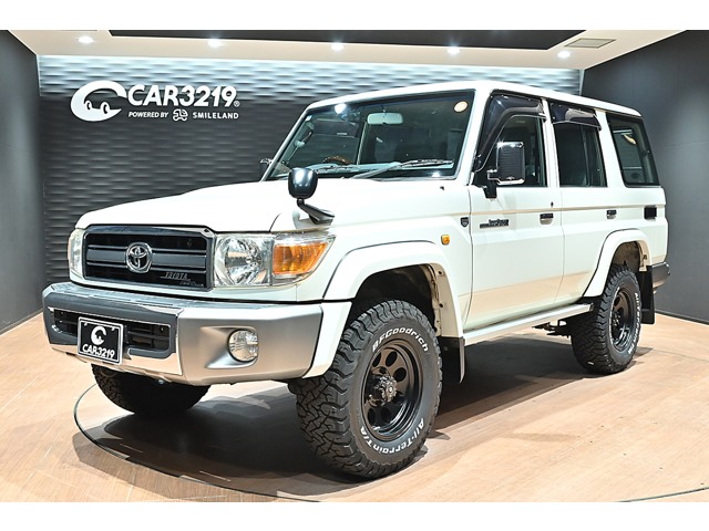Toyota Land Cruiser 70 2