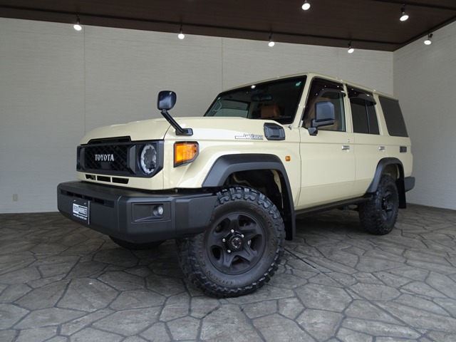 Toyota Land Cruiser 70 2