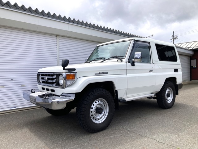 Toyota Land Cruiser 70 2