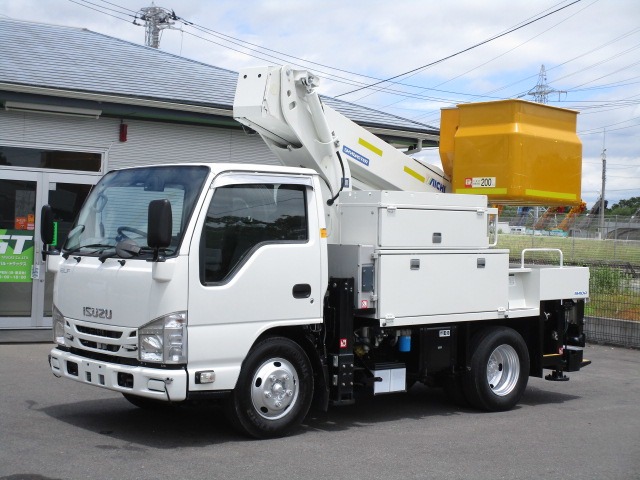 2017 Isuzu Elf