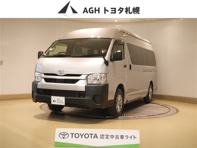 Toyota Hiace Commuter 1