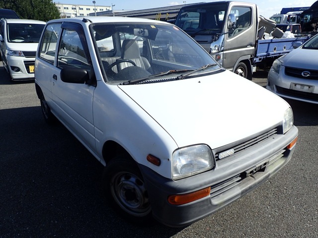 Daihatsu Mira 1