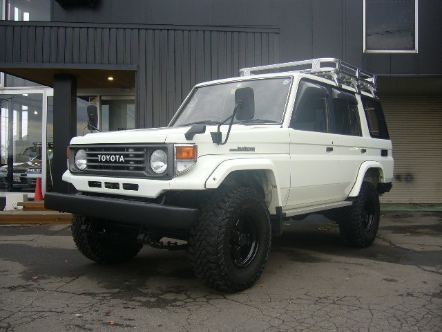 Toyota Land Cruiser 70 2