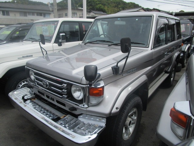 Toyota Land Cruiser 70 2