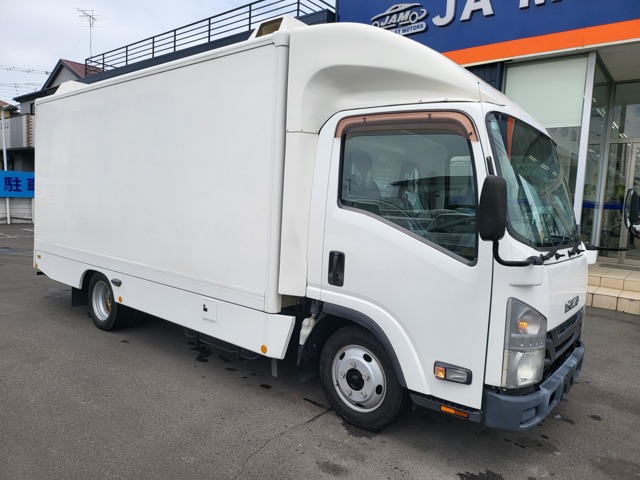 Isuzu Elf Van 1