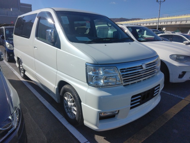 Nissan Elgrand 1