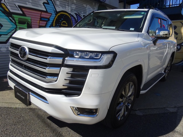 Toyota Land Cruiser 300 2