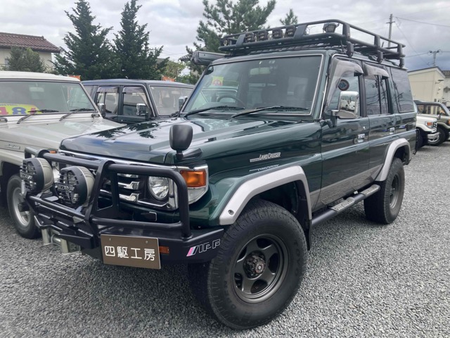 Toyota Land Cruiser 70 2