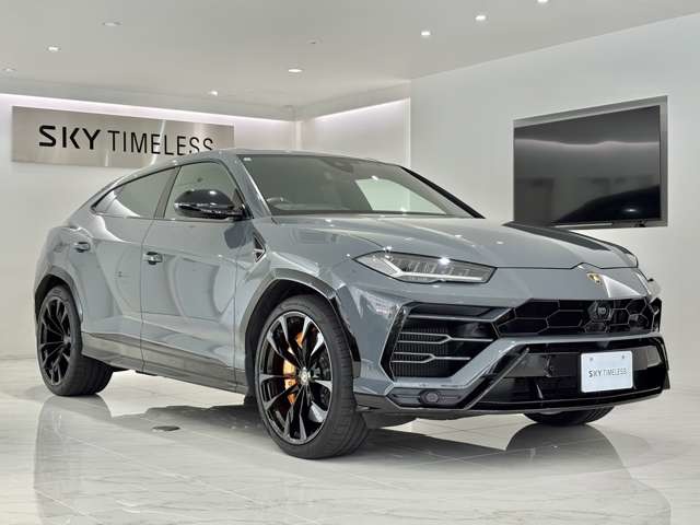Lamborghini Urus 4.0 4WD 23-inch shiny black alloy wheels Black Gloss Style Package Black matte exhaust Ambient Light Package Soft close Orange calipers