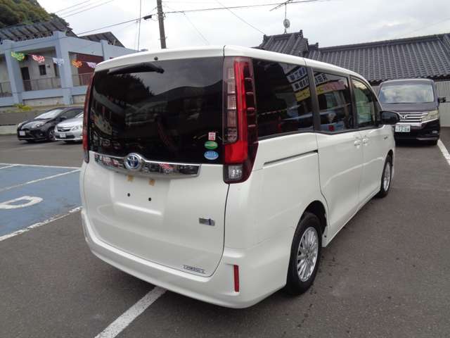 Toyota Noah 6