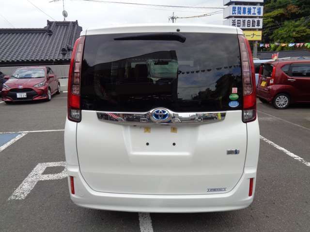 Toyota Noah 7