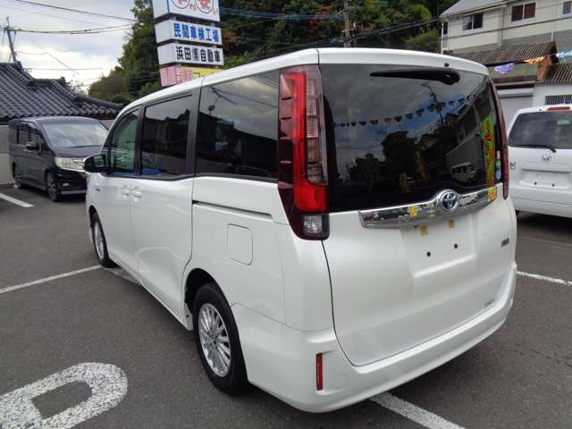 Toyota Noah 8