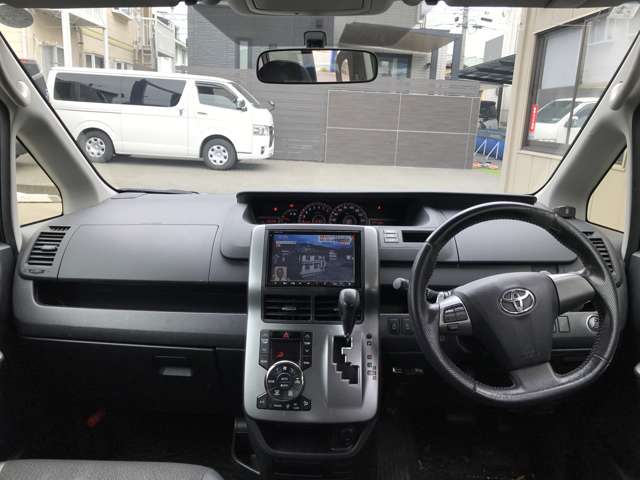 Toyota Voxy 3