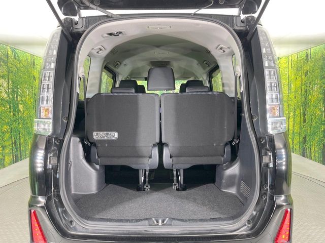 Toyota Voxy 11