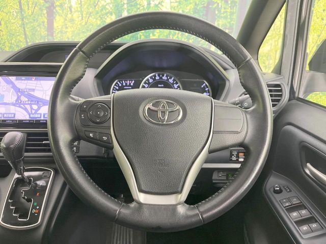 Toyota Voxy 12