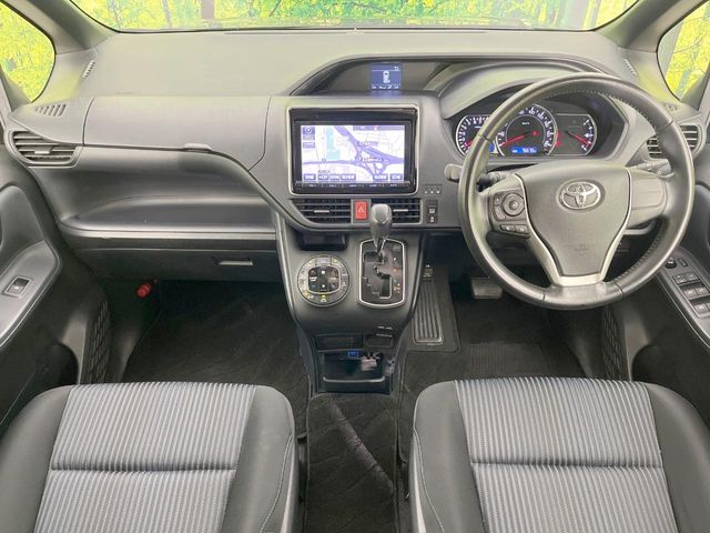 Toyota Voxy 2