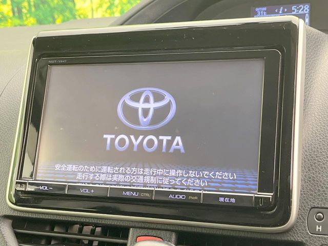 Toyota Voxy 4