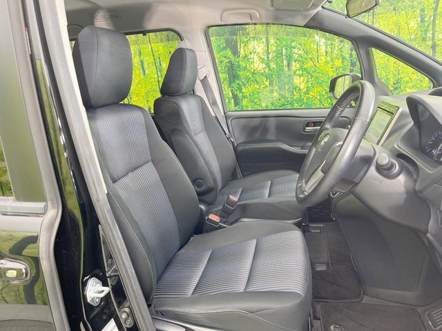 Toyota Voxy 8