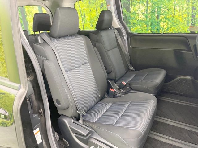 Toyota Voxy 9