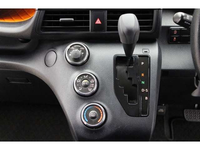 Toyota Sienta 11