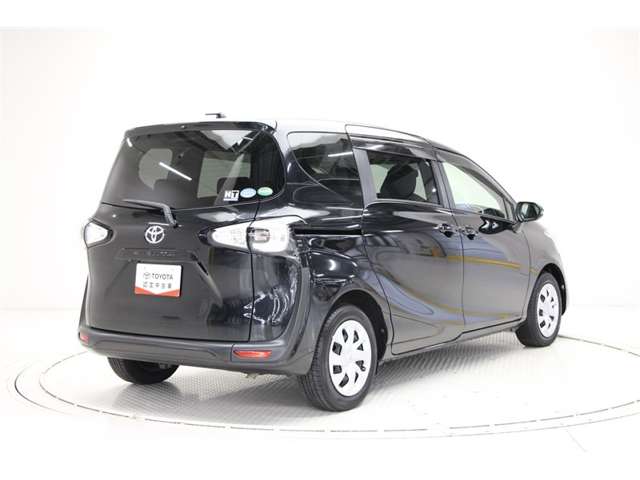 Toyota Sienta 4