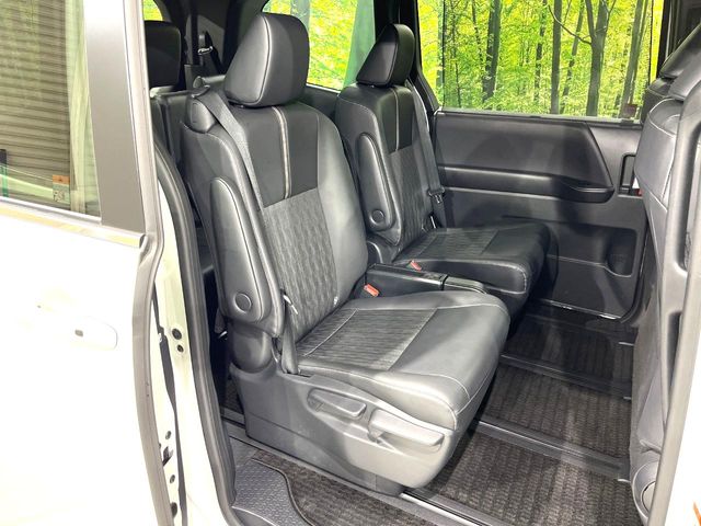 Toyota Noah 10