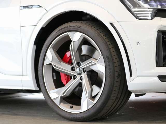 Audi SQ8 Sportback e-tron 6