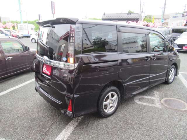 Toyota Voxy 9